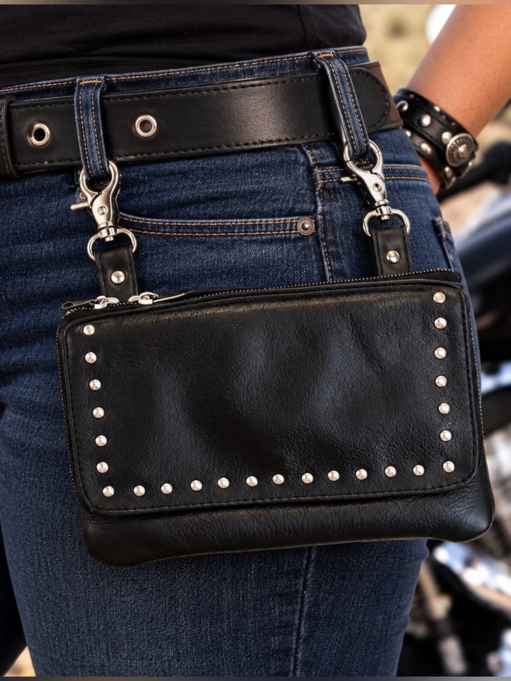 100% Leather Studded Belt Loop Hip Clip Biker/Festival/Concert
Pouch 4.5"x7"